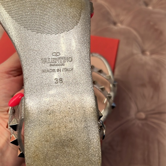 Valentino Garavani gladiator sandal in PVC jelly with signature Rockstud accents - Picture 4 of 8